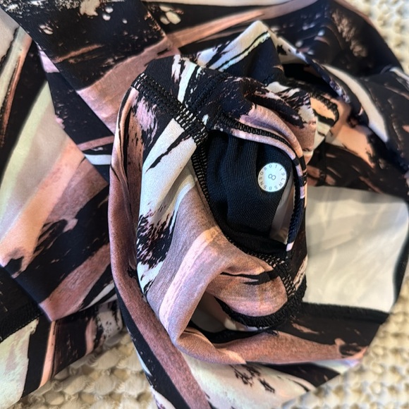 LULULEMON Wave Pattern Legging in Pink, Gray, and Black sz 8 EUC - Picture 6 of 6